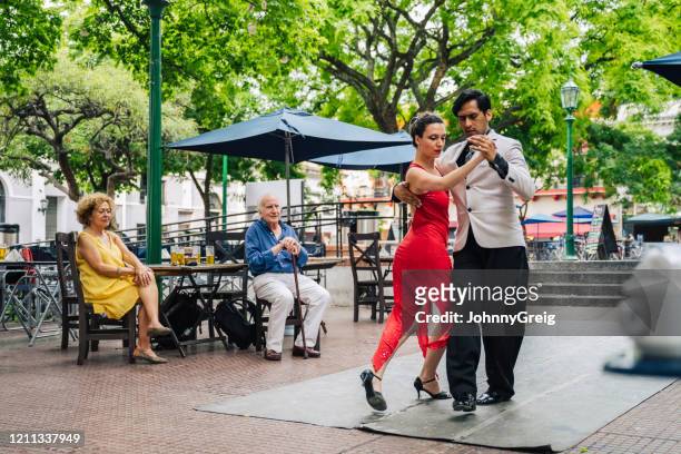 senioren beobachten fachkundige junge paar tanzen den tango - buenos aires stock-fotos und bilder