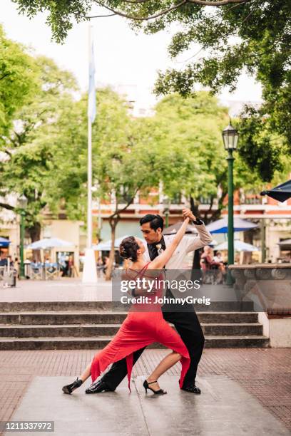 jóvenes bailarines expertos de buenos aires en posición de final de tango - tango fotografías e imágenes de stock