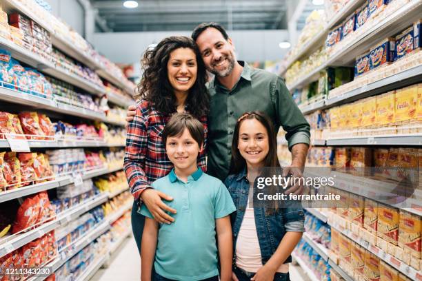 familienshopping im supermarkt - mittelstand stock-fotos und bilder