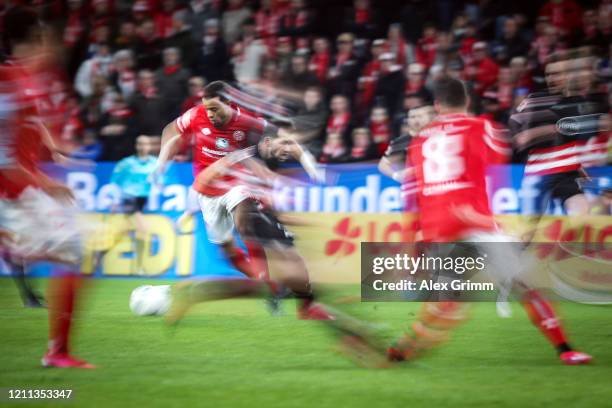 Robin Quaison of Mainz is challenged by Kevin Stoeger of Duesseldorf during the Bundesliga match between 1. FSV Mainz 05 and Fortuna Duesseldorf at...