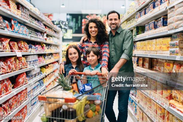 achats de famille dans le supermarché - stéréotype de la classe moyenne photos et images de collection