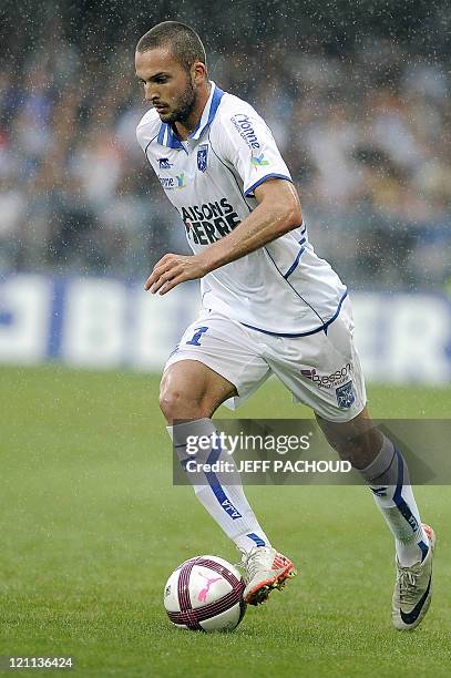 Auxerre's Israeli forward Ben Sahar controls the ball during the French L1 football match Auxerre vs Marseille, on August 2011 at the Abbe-Deschamps...