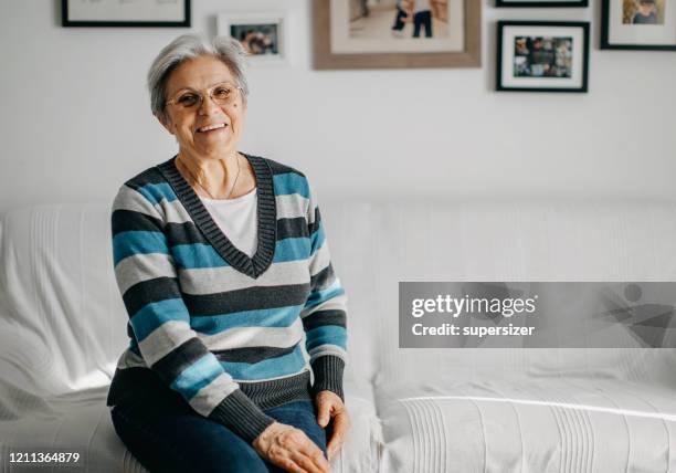 großmutter porträt - old woman sitting stock-fotos und bilder