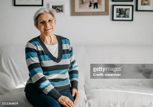 祖母肖像 - grandmas living room 個照片及圖片檔