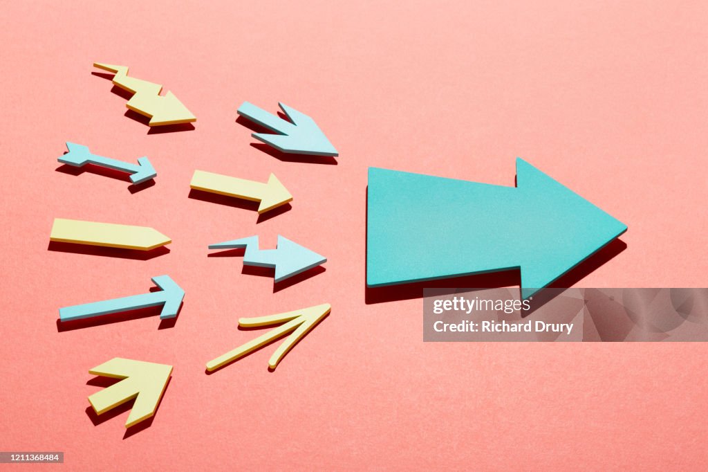 A group of small arrows propelling a big arrow