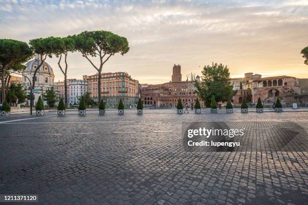 empty street at surise - kassei stockfoto's en -beelden