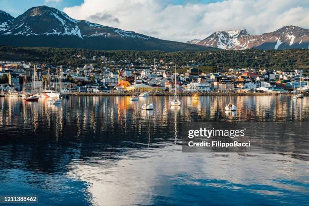 ushuaia cityscape at sunset - patagonia, argentina - província tierra del fuego argentina imagens e fotografias de stock