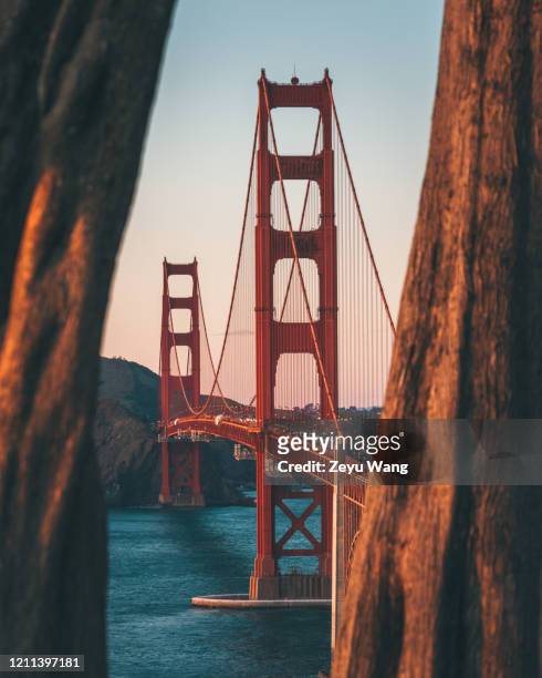 golden gate bridge sunset - san francisco californië stockfoto's en -beelden