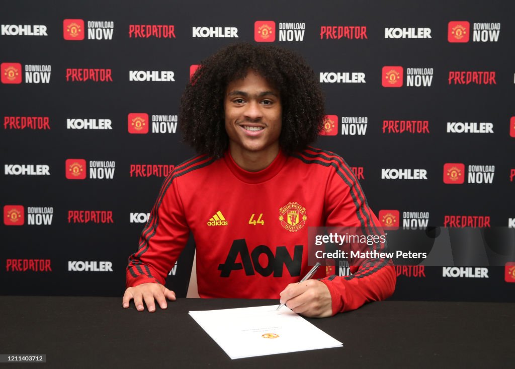 Tahith Chong Signs a New Contract at Manchester United