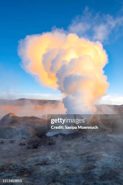 geiser sol de manana in morning, potosi, bolivia - schwefel stock-fotos und bilder