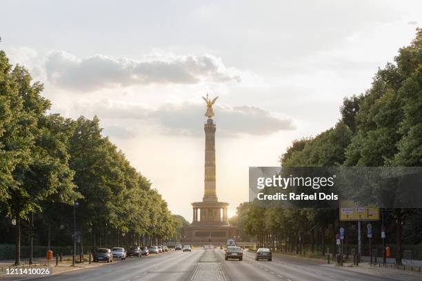 siegessaeule, berlin victory column, the tiergarten, berlin, germany - berlin stock-fotos und bilder