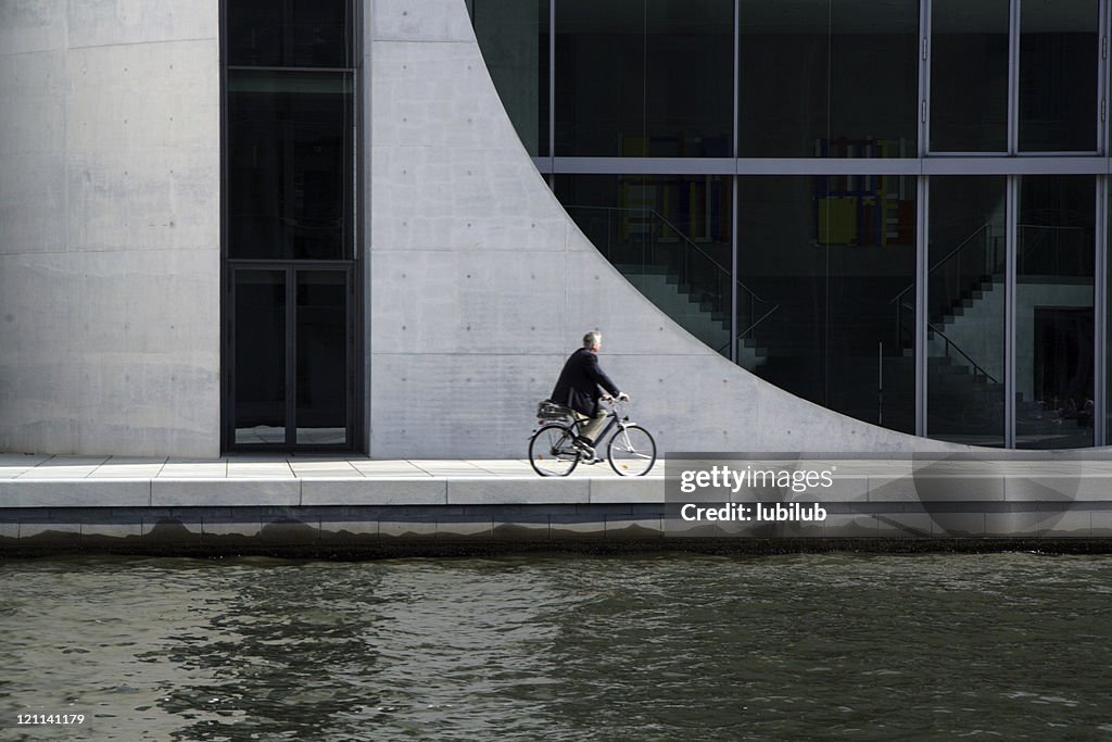 Hombre en bicicleta en Berlín, Alemania por el río Spree