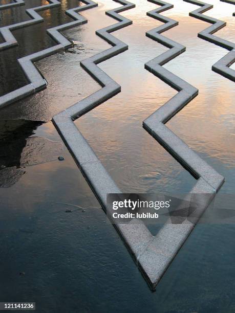 zigzag dans la fontaine et eau glacée - sculpture moderne photos et images de collection