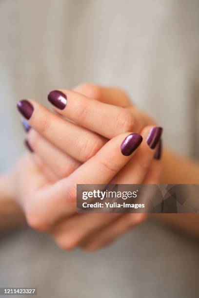 pair of elegant hands with purple nail paint - femme make up mauve photos et images de collection