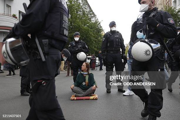 Face Protesting Face Sitting Protest Photos and Premium High Res Pictures - Getty Images