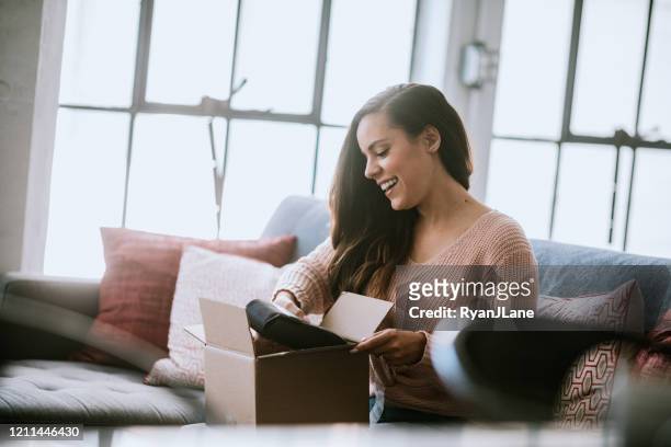excited young woman opens package delivery - caixa aberta imagens e fotografias de stock