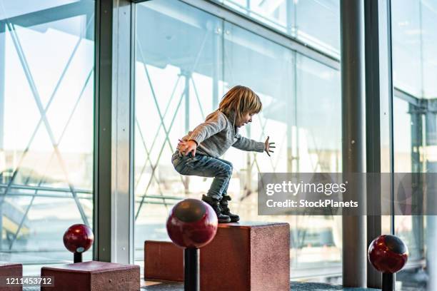 jongen die op speelplaats springt - stepping stones stockfoto's en -beelden