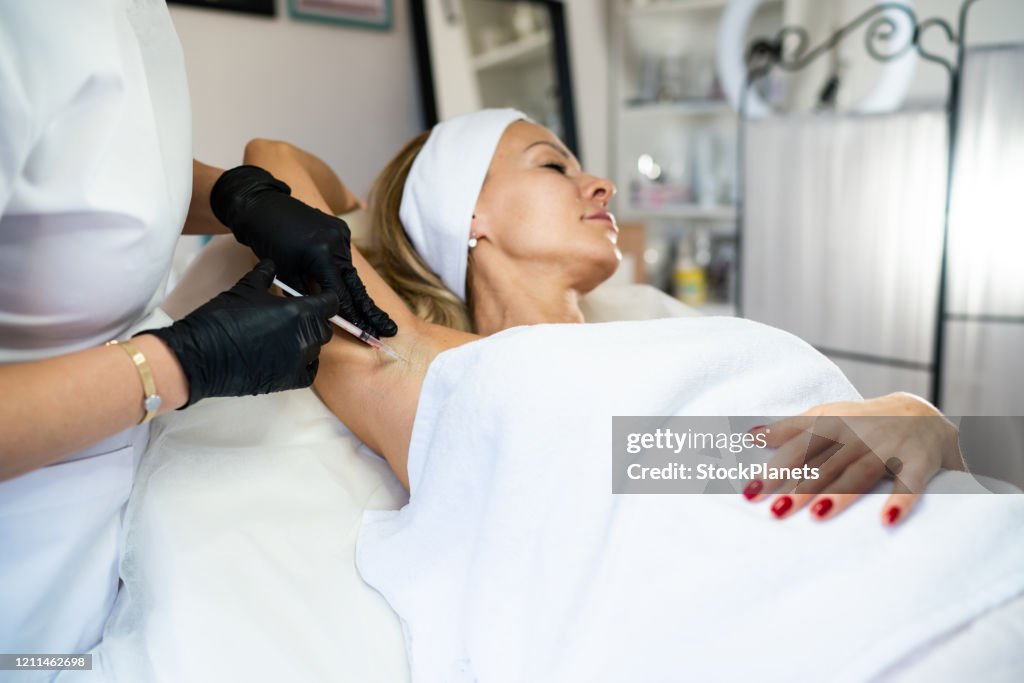 Dr Injecting Doctor Makes Intramuscular Injections High-Res Stock Photo - Getty Images