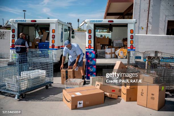 Usps Mail Load Usps Carrier Photos and Premium High Res Pictures - Getty Images