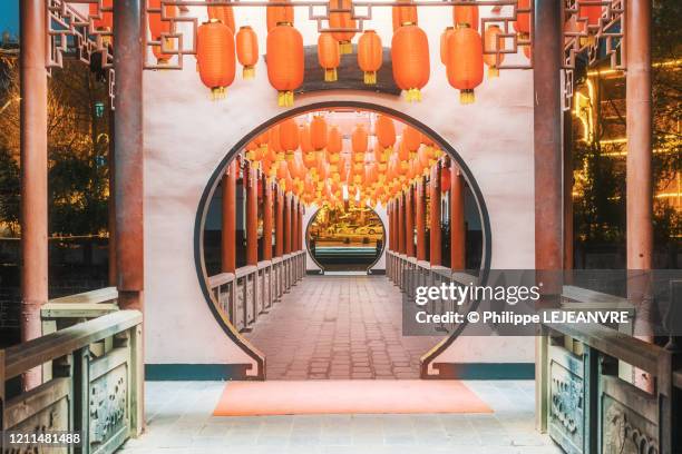 baihuatan traditional bridge illuminated at night in chengdu - chengdu stock pictures, royalty-free photos & images