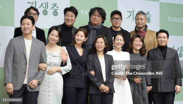 Yang Jin-Mo, Song Kang-Ho, Bong Joon-Ho, Han Jin-Won, Lee Ha-Jun, Lee Sun-Kyun, Jang Hye-Jin, Park So-Dam, Kwak Sin-Ae, Cho Yeo-Jeong, Lee Jung-Eun,...