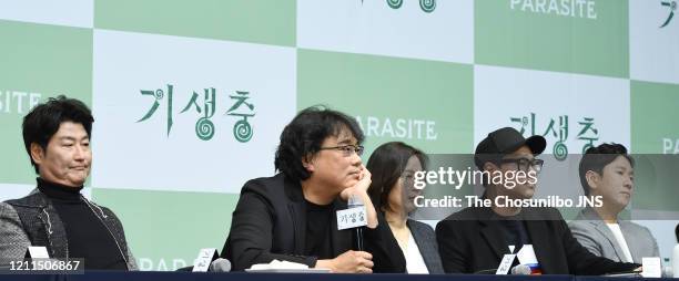 Song Kang-Ho, Bong Joon-Ho, Kwak Sin-Ae, Han Jin-Won, Lee Sun-Kyun attend the press conference held for cast and crew of 'Parasite' on February 19,...