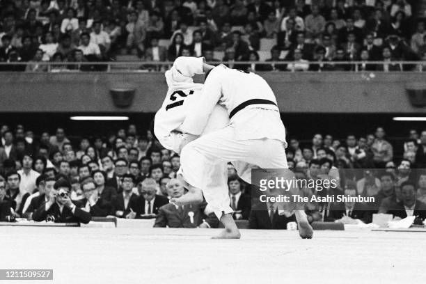 Haruki Uemura and Chonosuke Takagi compete in the final of the All Japan Judo Championship at the Nippon Budokan on April 29, 1973 in Tokyo, Japan.