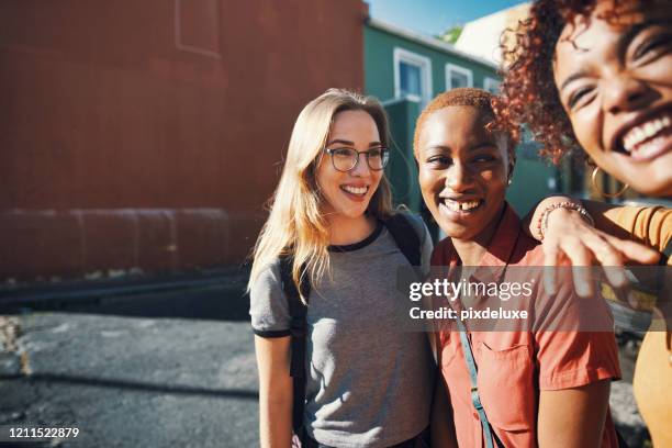 nichts als großes lächeln hier - diversity color surge stock-fotos und bilder