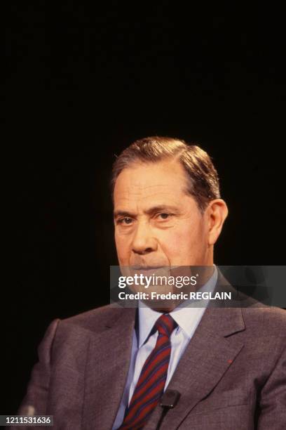 Charles Pasqua, ministre de l'intérieur, sur le plateau de l'émission 7/7 à Paris le 8 novembre 1987, France.