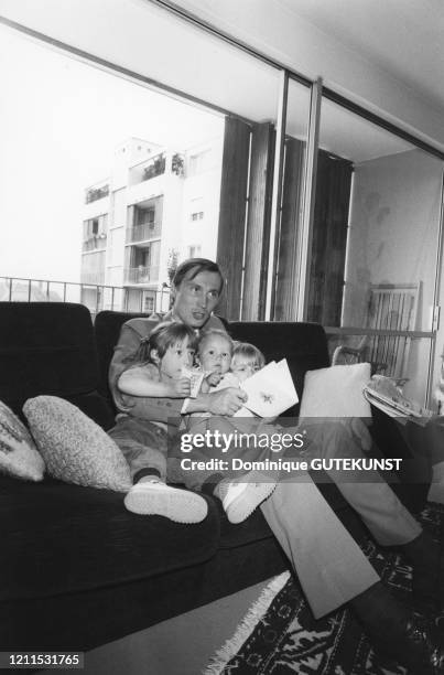 Jean-Marie Bockel avec ses enfants, Sarah, Pauline et François, le 15 mai 1982 chez lui à Mulhouse, France.