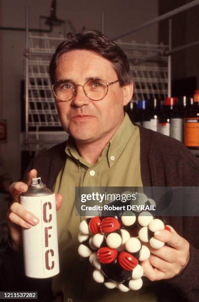 Portrait du chimiste moléculaire André Collet, dans ses travaux sur le Chlorofluorocarbure , 27 janvier 1991, France.