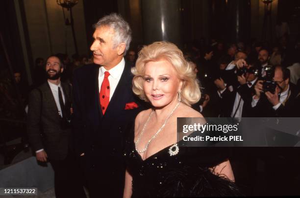 Actrice Zsa Zsa Gabor et son époux Frédéric Prinz von Anhalt, lors d'un gala de charité à Munich, le 20 février 1994, Allemagne.
