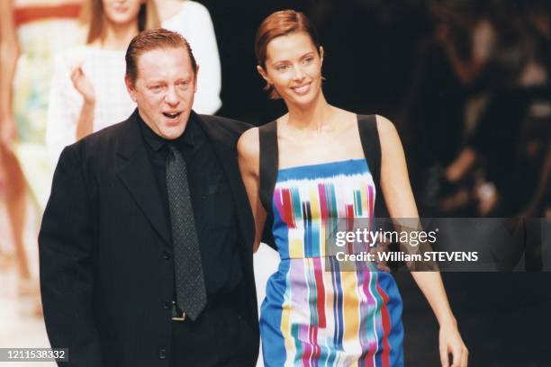 Le couturier de la marque Hervé Leger salue à la fin du défilé en compagnie d'Heather Stewart-Whyte le 16 octobre 1998 à Paris, France.