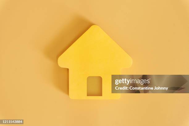 yellow house shaped object - hausmodell stock-fotos und bilder