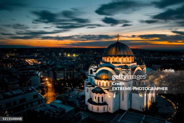 temple of st. sava at dusk in belgrade - belgrade skyline imagens e fotografias de stock
