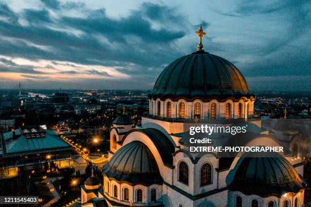 ein foto des st. sava tempels in belgrad, serbien, aufgenommen von einer drohne am frühen morgen - beograd stock-fotos und bilder