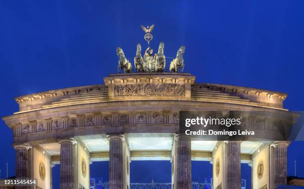 night view of quadriga statue on brandenburg gate, berlin - reunification stock-fotos und bilder