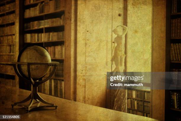 fotografía de época sobre un bibliotecario de escritorio - statue atlas fotografías e imágenes de stock