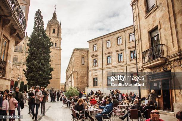 calle abarrotada en salamanca, españa - salamanca fotografías e imágenes de stock