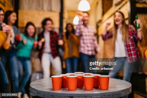 giovani che giocano a beer pong in ostello - beirut foto e immagini stock