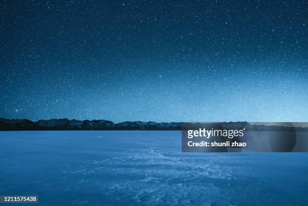 the magnificent starry sky at an altitude of 5000 meters - região autónoma do tibete imagens e fotografias de stock