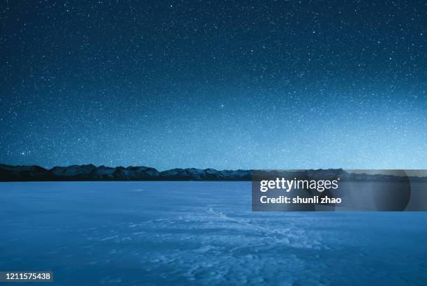 the magnificent starry sky at an altitude of 5000 meters - autonoma regionen tibet bildbanksfoton och bilder