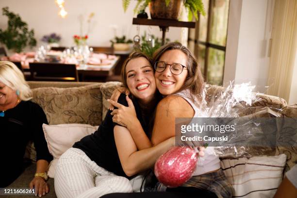dos mujeres abrazando la celebración de pascua - easter family fotografías e imágenes de stock