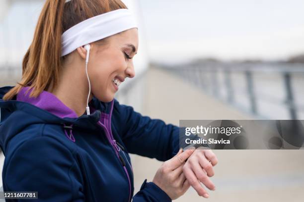 vrouw die op de brug uitoefent - haarband stockfoto's en -beelden