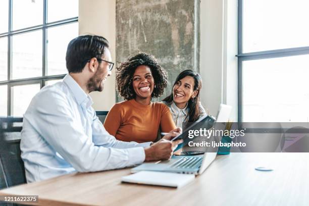 tres departamentos que trabajan hacia un objetivo - custom fotografías e imágenes de stock