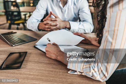 Empresarios negociando un contrato Empresarios negociando un contrato