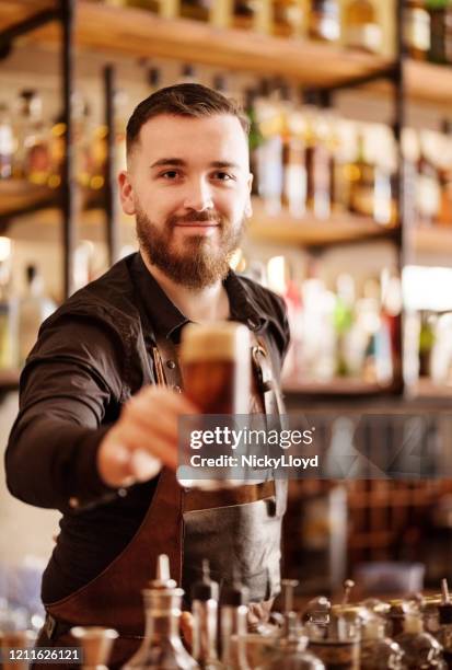 hier is uw drankje, meneer! - sommelier stockfoto's en -beelden