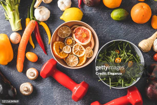 weibliche hanteln, gemüse und obst - ernährungsberater stock-fotos und bilder