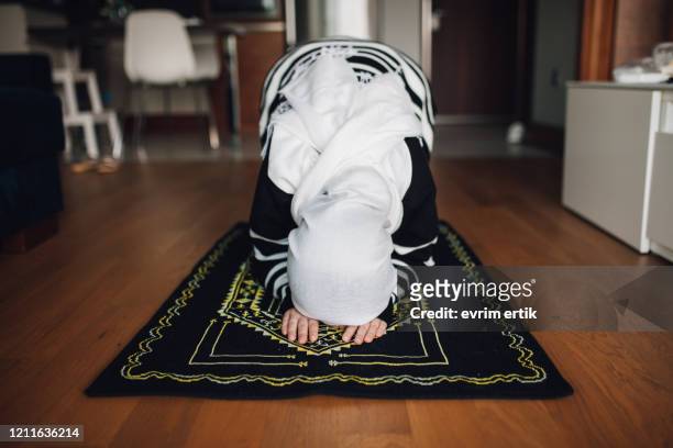 mulher muçulmana orando - beautiful ramadan - fotografias e filmes do acervo