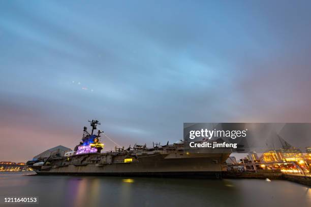 portaaviones en muelle en nueva york, ee. uu. - museo intrépido de mar aire y espacio fotografías e imágenes de stock